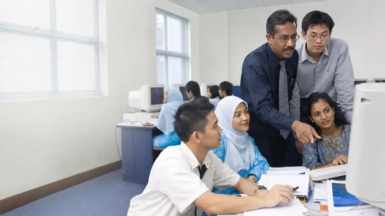 Suasana pembelajaran kolej yang menggambarkan era pendidikan tinggi KTAC