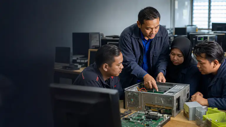 Latihan sistem komputer yang menggambarkan perkembangan kemahiran MLVK dan TVET